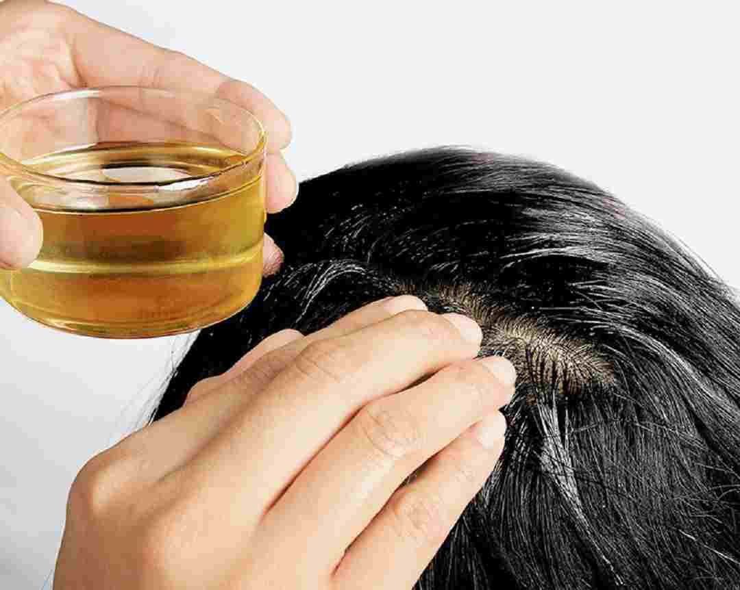 Massage da đầu với dầu dừa có thể làm hạn chế tình trạng ngứa do nấm